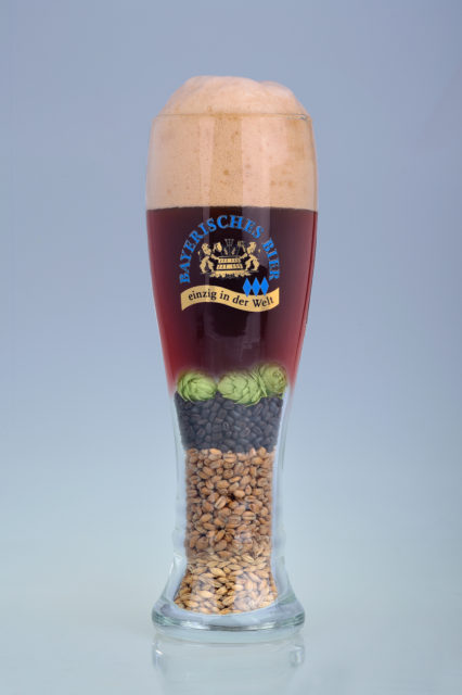 Abbildung der anteilig enthaltenen Rohstoffe pro Glas in dunklem Weißbier/ Weizenbier