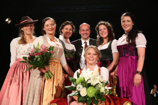 Ehem Bierkoeniginnen vlnr_Barbara Stadler_Tina-Christin Rueger_Franziska Sirtl_Dr Lothar Ebbertz_Maria Krieger_Barbara Hostmann_Bayer Bierkoenigin 2015 Marlene Speck