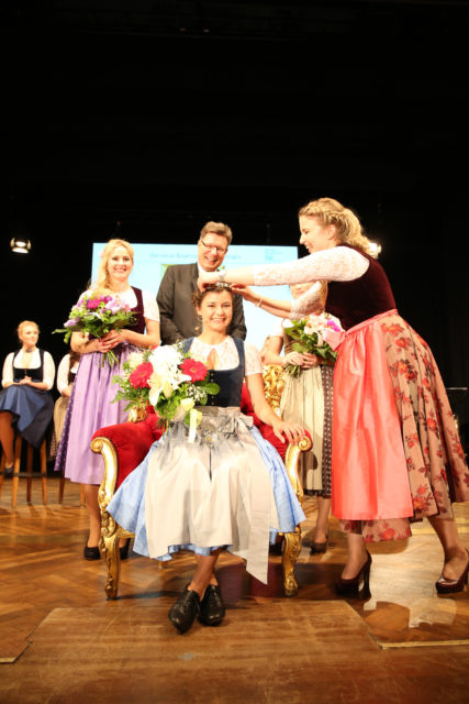 Bayerische Bierkoenigin 2017-2018 Lena Hochstrasser übernimmt die Krone von Sabine-Anna Ullrich-BayerBierkoe 2016-2017_1