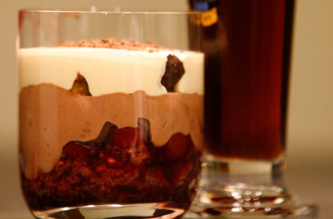 Lebkuchen-Kirsch-Dessert mit Dunkelbierschaum