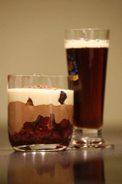Lebkuchen-Kirsch-Dessert mit Dunkelbierschaum