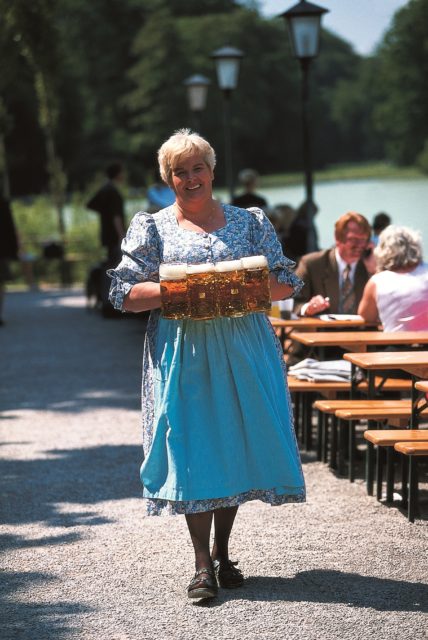 29_biergarten_hel_mass_bedienung