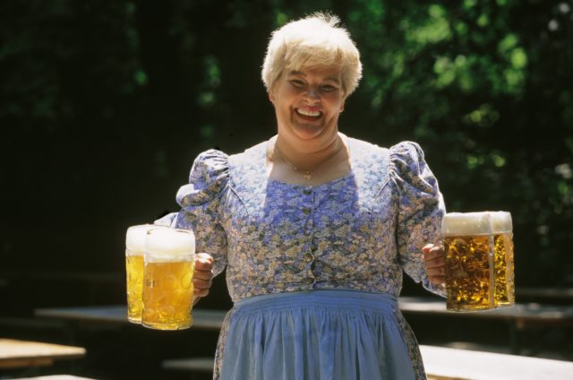 30_biergarten_radler_russ_bedienung
