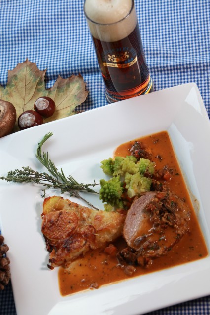 Kalbsnuss gedünstet in Biersenfsauce mit Estragon, Kartoffel-Zwiebel-Gratin und Romanesco
