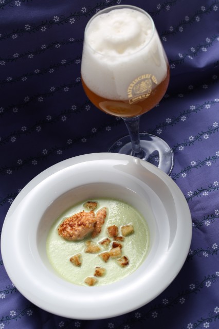 Grüne Gurken-Paprika-Suppe mit Lachsnocken