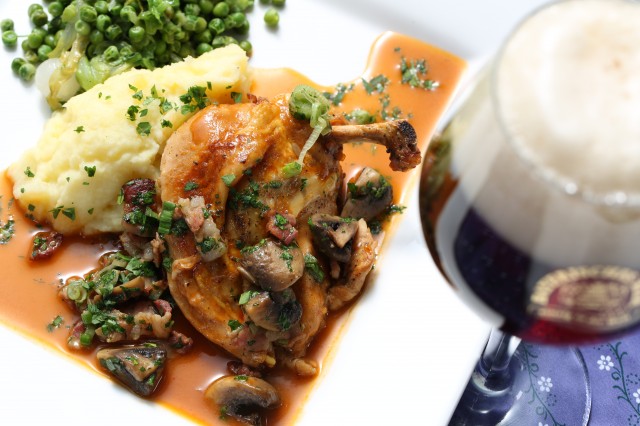 Hähnchenbrust mit Dunkelbiercauce und französischen Erbsen und Püree