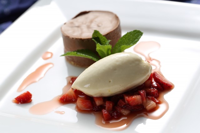 Schokoladeneisparfaittörtchen und Weißes Schokoladenmousse mit marinierten Erdeeren