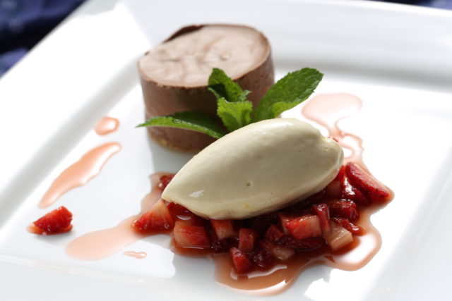 Schokoladeneisparfaittörtchen-Weißes-Schokoladenmousse-marinierte-Erdeeren_dunkl-Doppelbock-03
