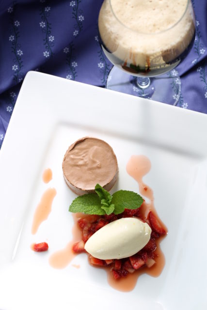 Schokoladeneisparfaittörtchen-Weißes-Schokoladenmousse-marinierte-Erdeeren_dunkl-Doppelbock-07