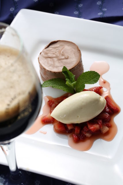 Schokoladeneisparfaittörtchen-Weißes-Schokoladenmousse-marinierte-Erdeeren_dunkl-Doppelbock-08