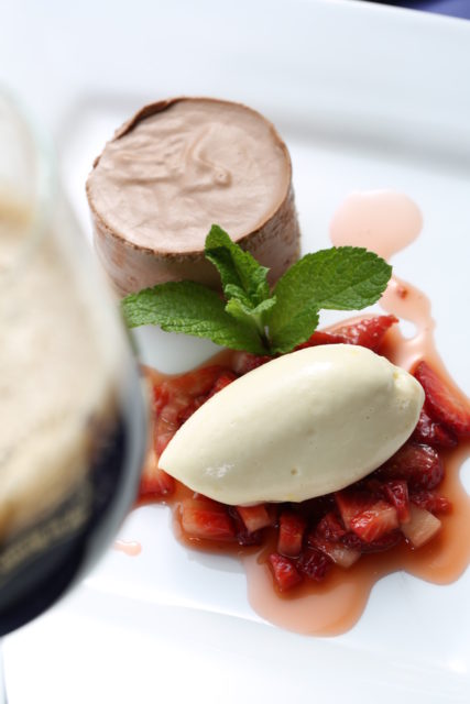 Schokoladeneisparfaittörtchen-Weißes-Schokoladenmousse-marinierte-Erdeeren_dunkl-Doppelbock-09