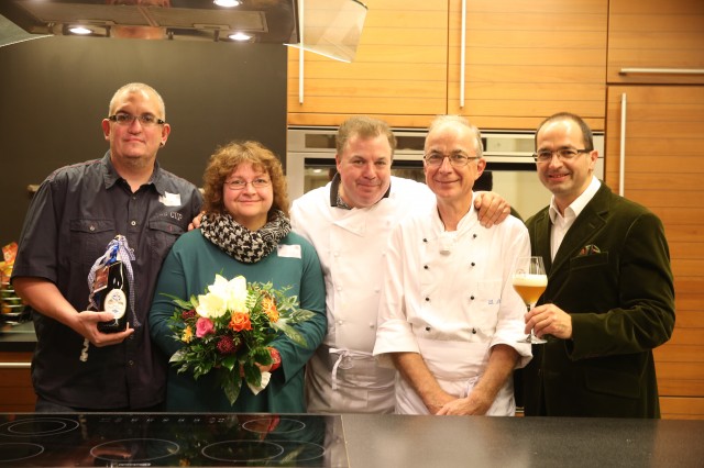 Der Gewinner dieses Genuss-Workshops beim Preissausschreiben des Biershop Bayern, Christian Pöppel und Gattin mit Harald Schultes, Werner Licht und Walter König
