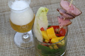 Entenbrust mit scharfer Mango-Salsa auf Salat und einem Pale Ale