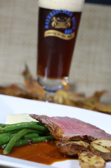 Entrecote am Stück gebraten mit zweierlei Saucen und Speckbohnen mit Tomatenstreifen sowie Rosmarinkartoffeln und einem Dunklen