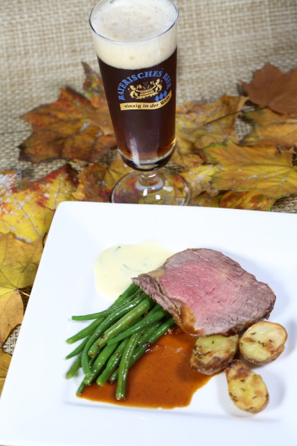 Entrecote am Stück gebraten mit zweierlei Saucen und Speckbohnen mit Tomatenstreifen sowie Rosmarinkartoffeln und einem Dunklen