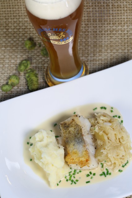 Zanderfilet mit Riesling-Biersauce auf Sauerkraut und einem Weißbierbock