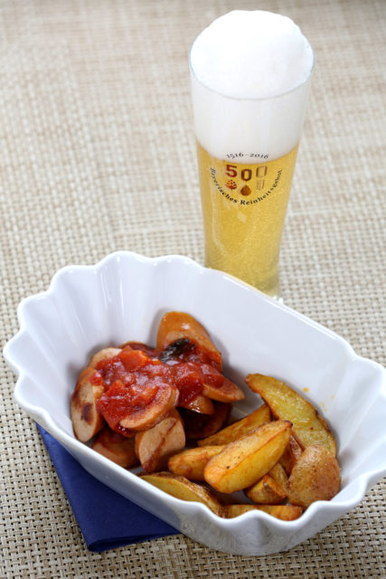 Currywurst und -Sauce und Kellerbier