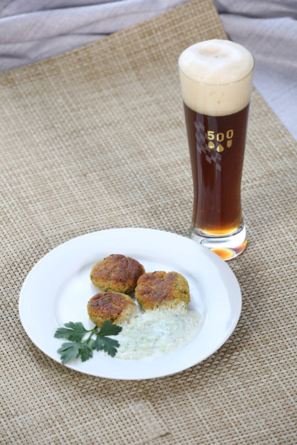 Falafel mit Joghurt-Gurken-Sauce und dunklem Weißbier