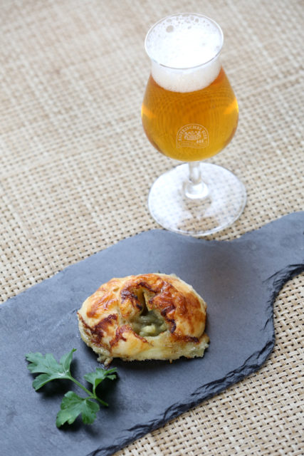 Mini-Croissant mit Roquefort und Birne und Imperial Pale Ale