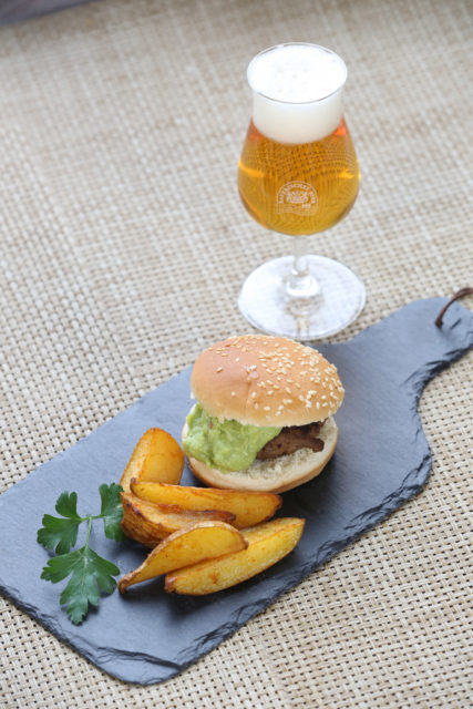 Miniburger mit Guacamole und Pale Ale