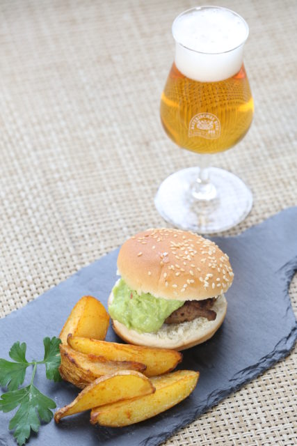 Miniburger mit Guacamole und Pale Ale-2