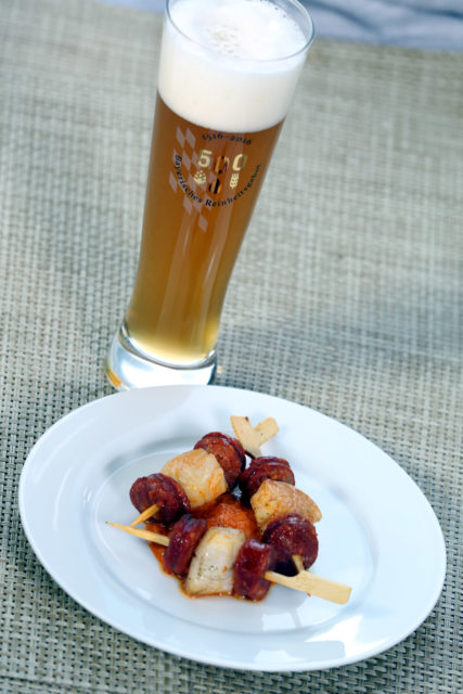 Minispieße mit Jakobsmuscheln und Chorizo und hellem Weißbierbock