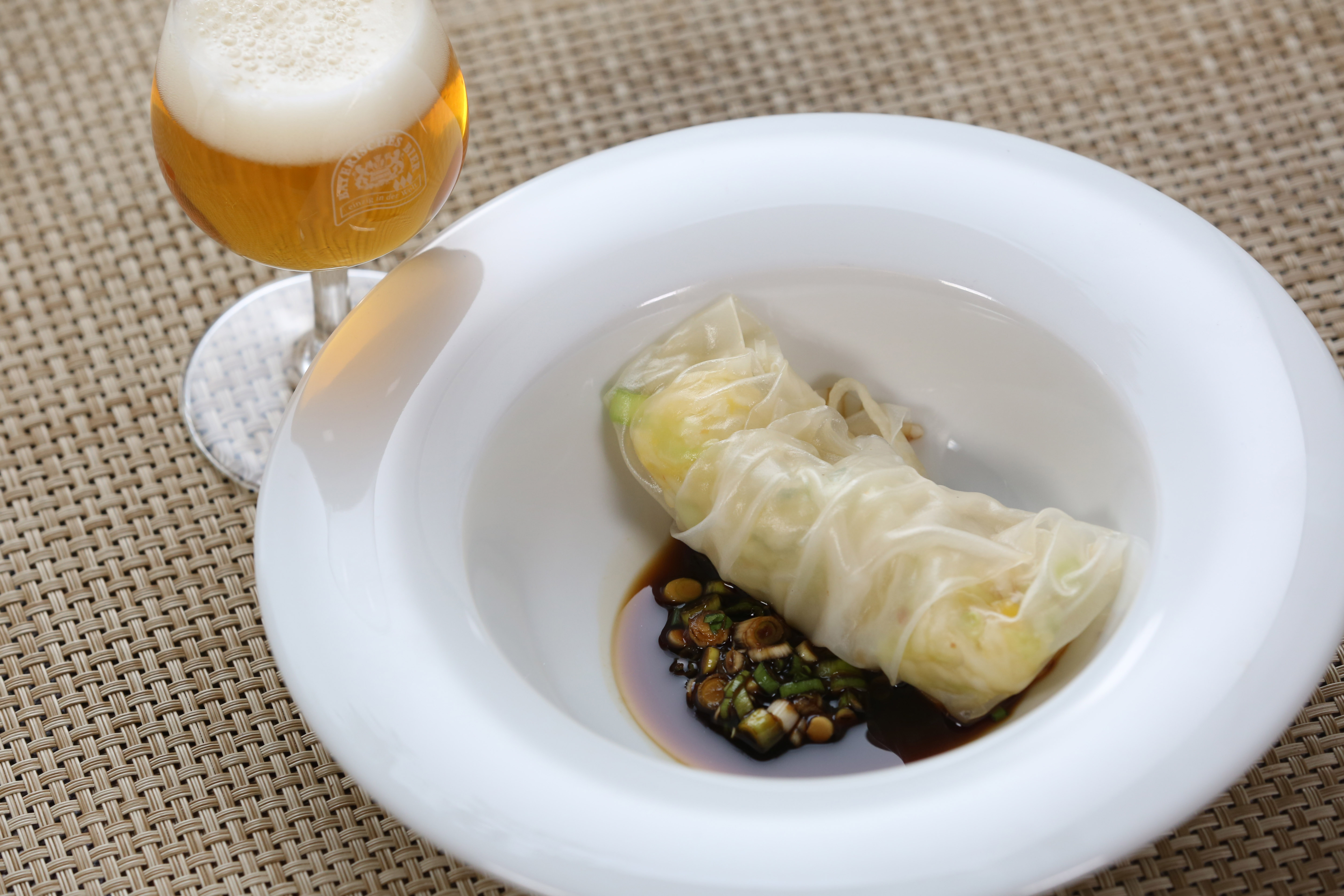 Reispapierröllchen mit Sojasauce und Pale Ale
