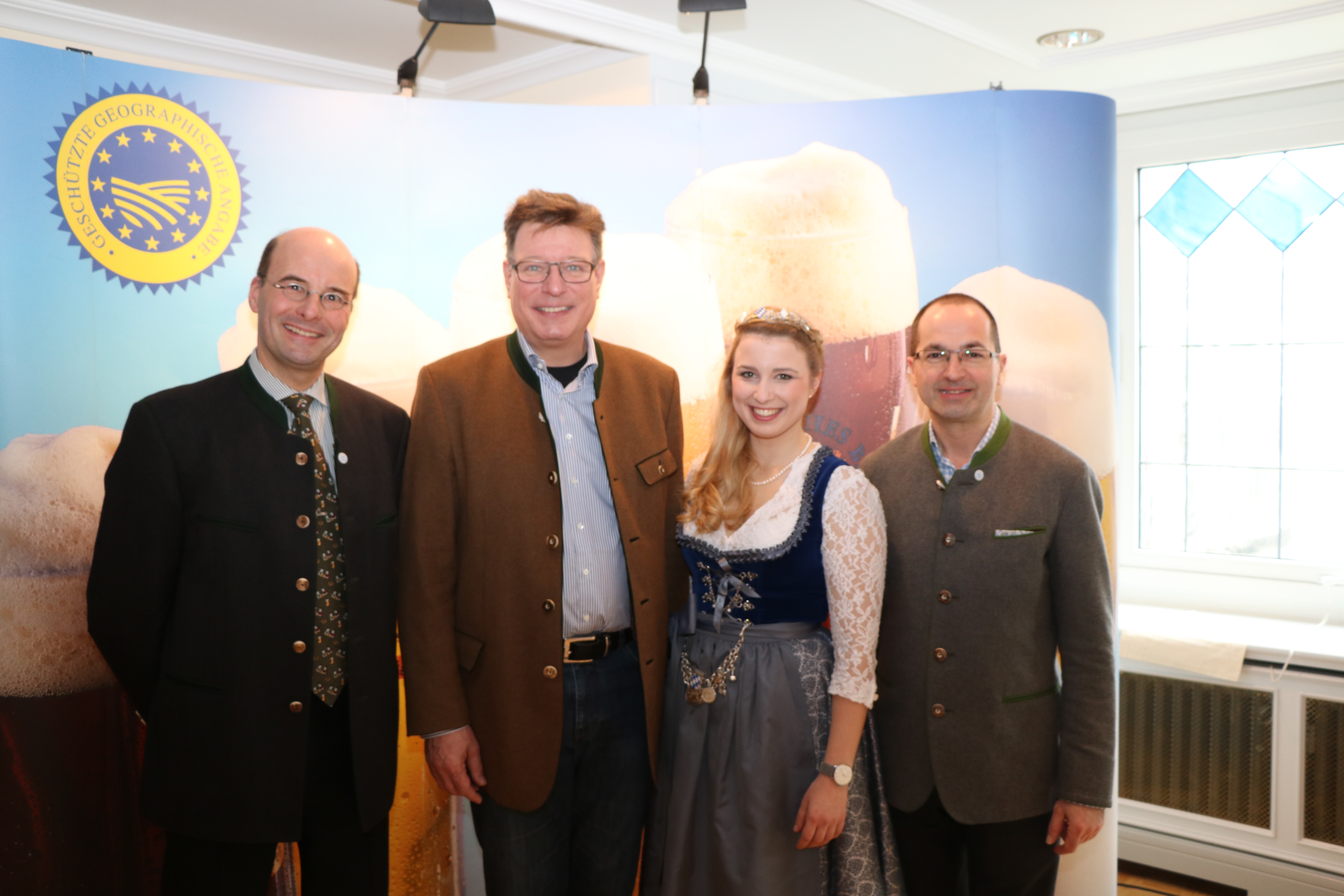Bayerischer Brauerbund e.V. (v.l.n.r.): Dr. Lothar Ebbertz (Hauptgeschäftsführer), Georg Schneider (Präsident), Sabine-Anna Ullrich (Bayerische Bierkönigin 2016/2017), Walter König (Geschäftsführer)