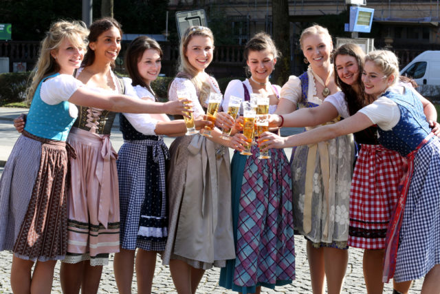 vlnr Lisa Papperger_Latifah Wilson_Johanna Merkenschlager_BayerBierkoenigin 2016-2017 Sabine-Anna Ullrich_Lena Hochstraßer_ Jessica Dillinger_ Melanie Fraas_ Lena Therese Urban