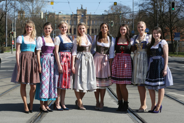 vlnr Lisa Papperger_Lena Hochstraßer_Lena Therese Urban_BayerBierkoenigin 2016-2017 Sabine-Anna Ullrich_Latifah Wilson_Melanie Fraas_Jessica Dillinger_Johanna Merkenschlager