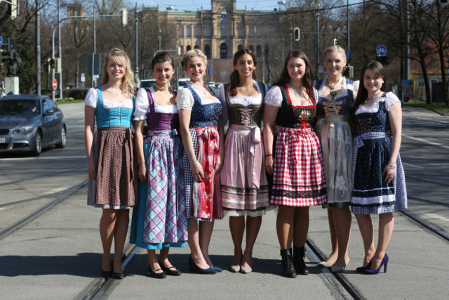vlnr Lisa Papperger_Lena Hochstraßer_Lena Therese Urban_Latifah Wilson_Melanie Fraas_Jessica Dillinger_Johanna Merkenschlager