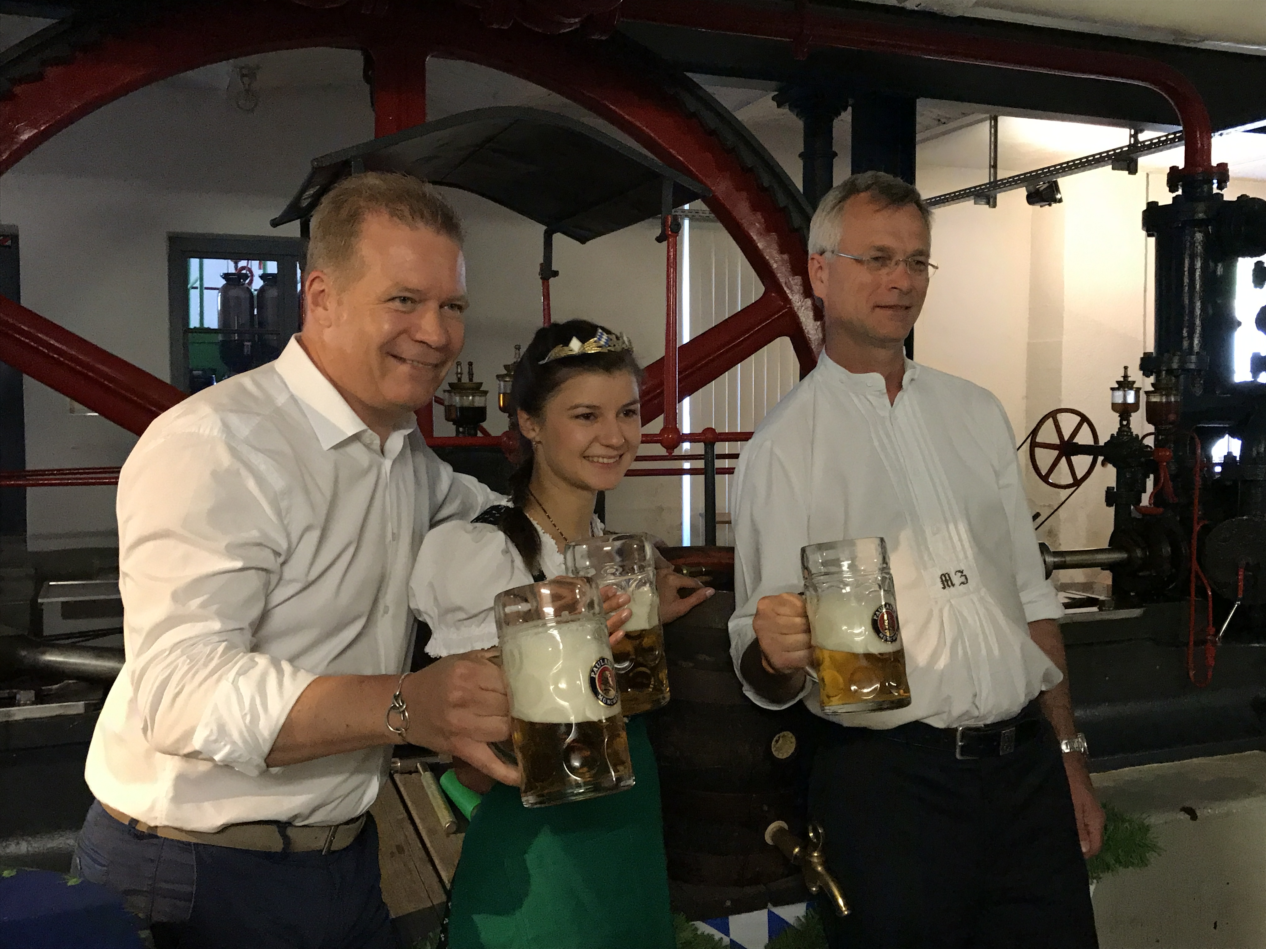 Andreas Steinfatt (li., Geschäftsführer, Paulaner Brauerei GmbH & Co KG), Bayerische Bierkönigin 2017/ 2018 Lena Hochstraßer, Martin Zuber (Geschäftsführer der Brauerei im Eiswerk)