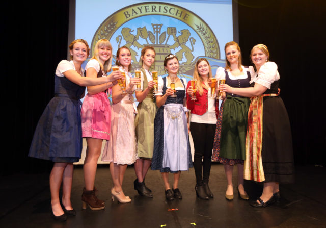vlnr_Johanna Seiler-Sarah Mueller-Sandra Pichlmair-Magdalena Simmel-Bayerische Bierkoenigin 2017-2018 Lena Hochstraßer-Sabrina Mair-Barbara Berger-Jana Neubert