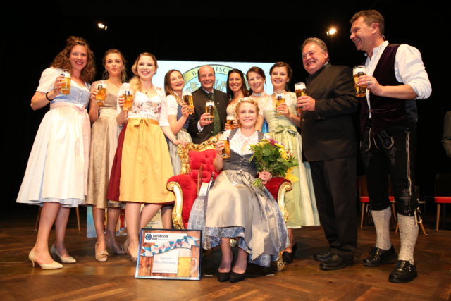 Bayer Bierkoenigin 2018-2019 Johanna Seiler mit allen bisherigen Bayer Bierkoeniginnen_Dr L Ebbertz_Staatsmin aD Helmut Brunner_Roman Roell