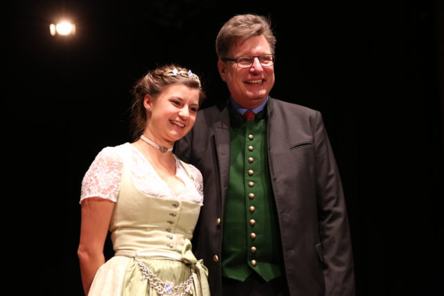 Bayer Bierkoenigin Lena Hochstrasser 2017-2018 mit Brauer-Praesident Georg Schneider