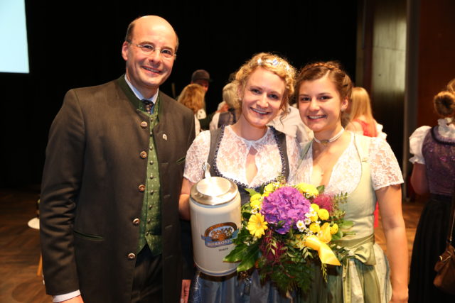 Bayerische Bierkoenigin 2018-2019 Johanan Seiler mit Dr. Lothar Ebbertz u ihre Vorgängerin Lena Hochstrasser