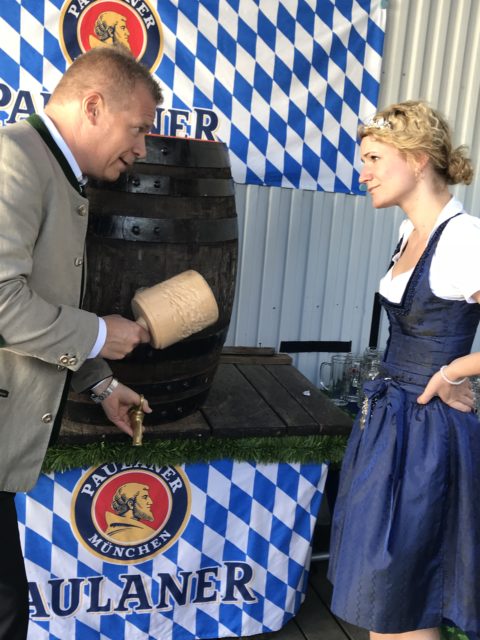Einweisung beim Anzapfen_Andreas Steinfatt und Bayer Bierkoenigin Johanan Seiler