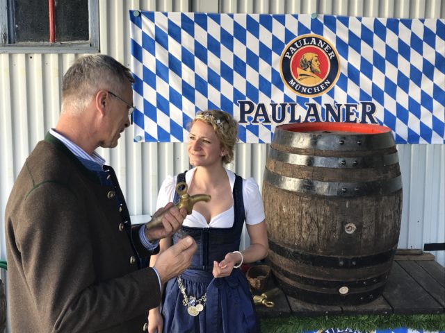 Einweisung beim Anzapfen_Martin Zuber und Bayer Bierkoenigin Johanan Seiler