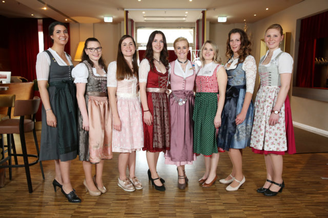 vlnr_Anna-Lina Castigliana_Leonie Höld_Amanda Gary_Katharina Sophia Schwaiger_Bayer Bierkönigin 2019-2020 Vroni Ettstaller_Katja Staufer_Sarah Jäger_Anna Bader