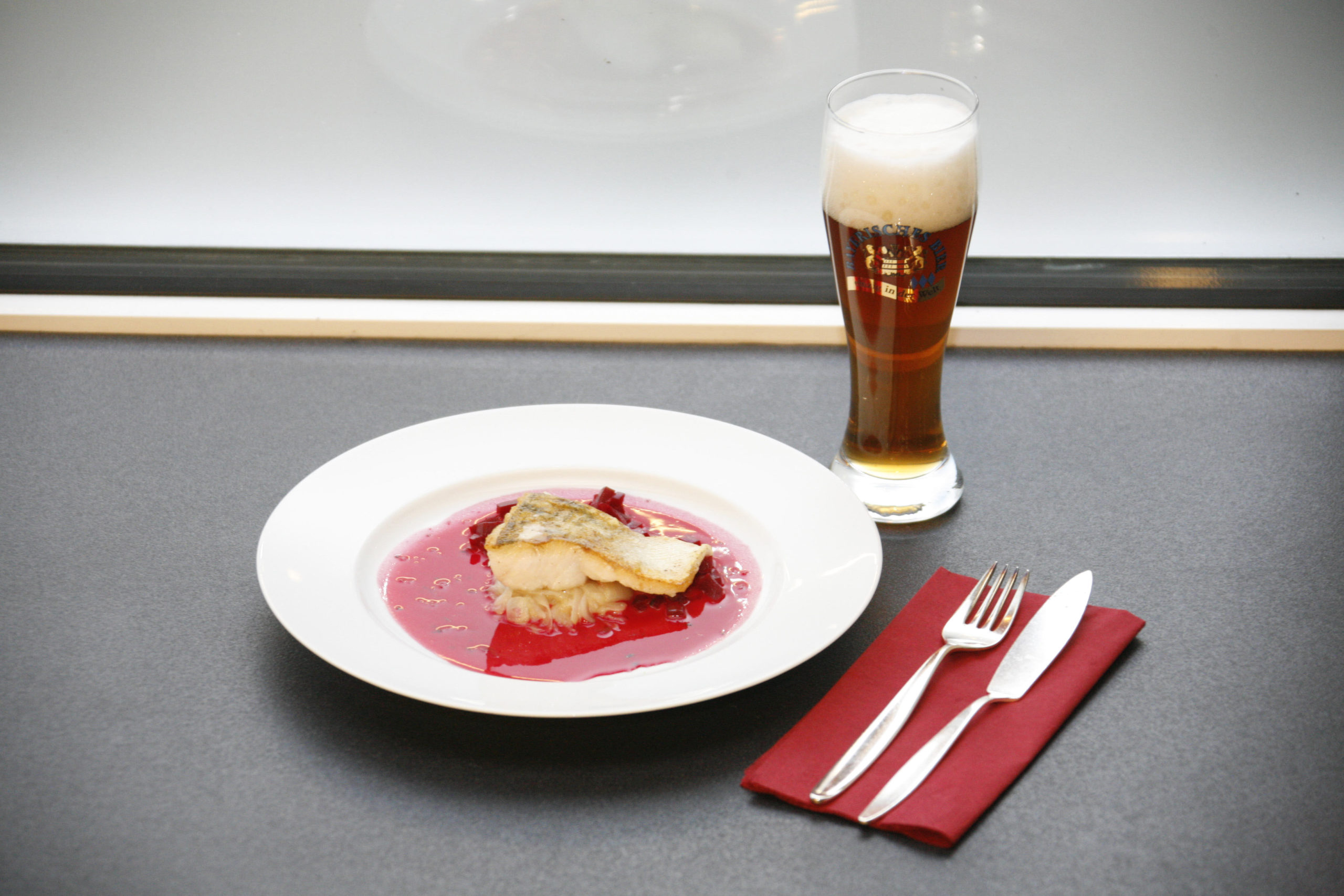 Zander auf Zwiebelgemüse in Bier-Rote Bete-Beurre Blanc - Bayerisches Bier